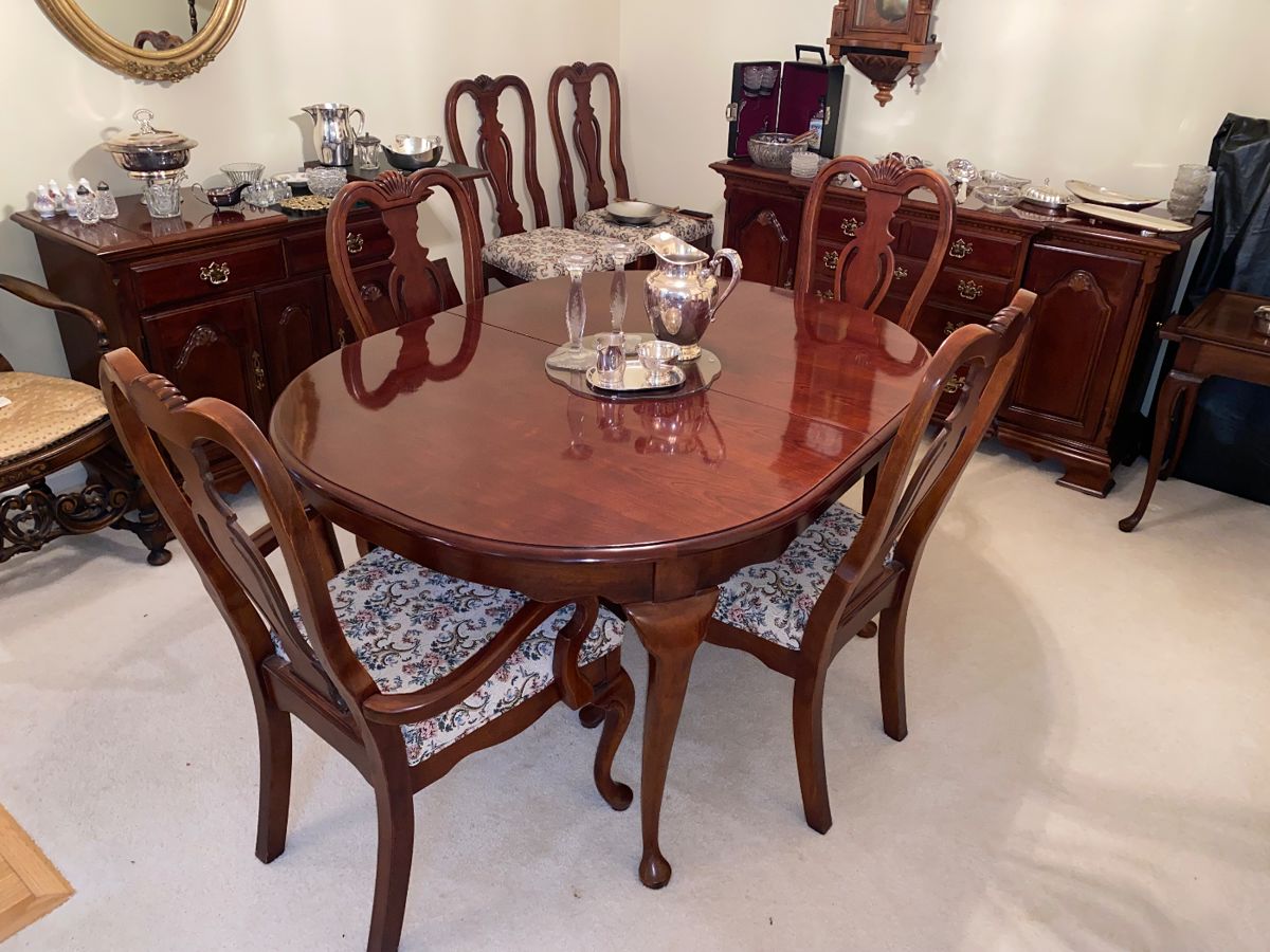 Gorgeous Lexington cherry dining room set with leaf, 2 captains chairs and 4 side chairs -near mint condition 