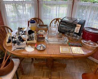 Oak style kitchen table with leaves and 4 chairs