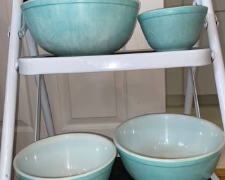 Pyrex nesting  mixing bowl set 