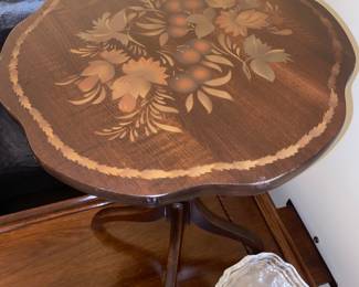 Hitchcock pedestal side table/candle stand 