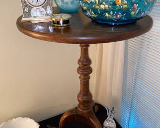 Elegant and sturdy pedestal table 
