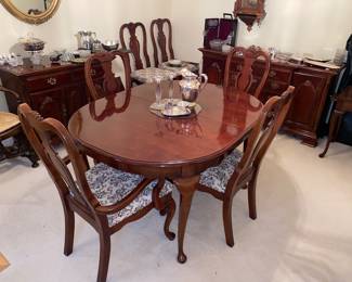 Gorgeous Lexington cherry dining room set with leaf, 2 captains chairs and 4 side chairs -near mint condition 