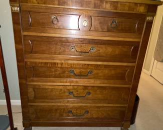 Fantastic Thomasville 5 drawer tall boy dresser with glass top