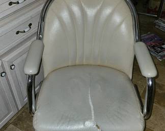 1 of 5 chairs.  Only 1 with damage