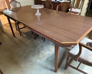 Dining table with 2 leaves and laminate top