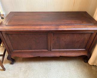 Blanket chest with cedar lining and tray