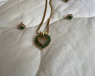 Gold and emerald jewelry set