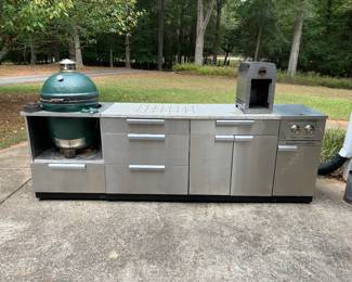 Outdoor kitchen - has cover