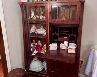 Gorgeous curio cabinet/desk $300
Stool/ $40’