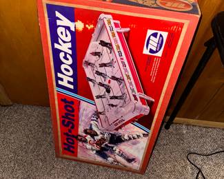 VINTAGE TABLE TOP HOCKEY GAME 