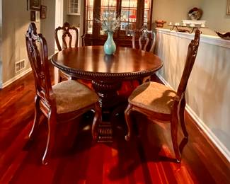 Beautiful round dining table w/4 chairs and 1 leaf - Leaf fits on the outside of the table, keeping the table round not oblong 