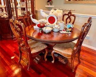 Beautiful round dining table w/4 chairs and 1 leaf - Leaf fits on the outside of the table, keeping the table round not oblong 