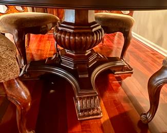 Beautiful round dining table w/4 chairs and 1 leaf - Leaf fits on the outside of the table, keeping the table round not oblong 