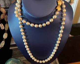 LARGE BAROQUE Lt Grey Rose Hues PEARL NECKLACE approx.  9.92mm total of 85 pearls set in an 18k Yellow Gold Bow Clasp made in Italy