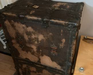 Nice old luggage (trunk)