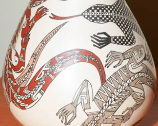 Gecko vase by Manuel Rodriguez Guillen-Mata Ortiz