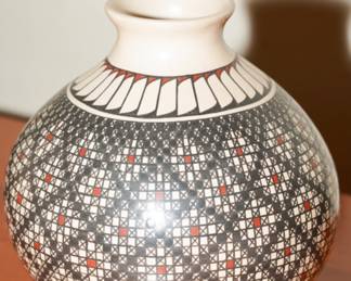 Navajo pottery vase by Diana Doya