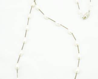 Station pearl necklace