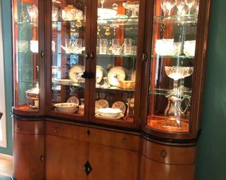 LIGHTED BREAKFRONT