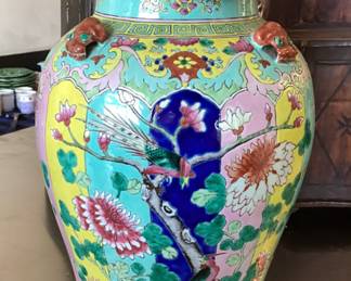 Hand painted Chinese Export urn