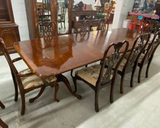 Thomasville Banquet Table w/8 Chairs