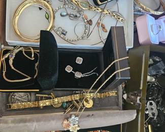 Women's gold jewelry 