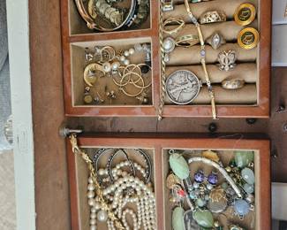 More Woman's gold jewelry 