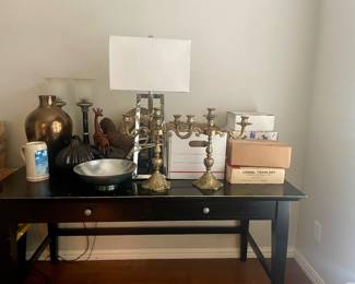 Nice desk, lots of accessories and lamps