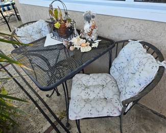 Small metal patio table with 2 chairs