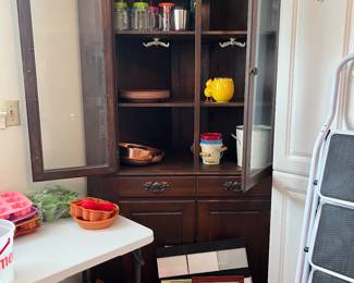 Corner cabinet