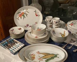 lots of evesham  many serving pieces - 