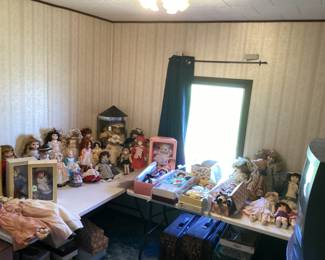Two rooms of dolls