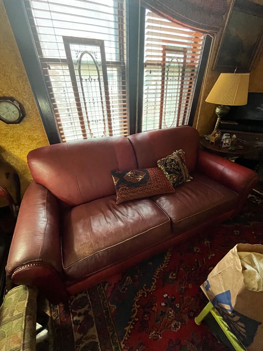 Nice leather loveseat 