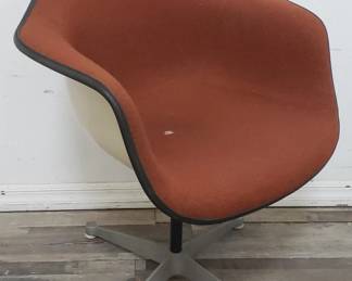 Lot # : 237 - Herman Miller Eames tulip swivel chair
