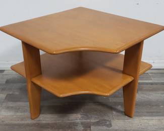 Lot # : 144 - Russel Wright for Heywood Wakefield corner table
