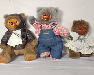 Lot # : 430d - Vtg Robert Raikes Bears with wood faces & feet
