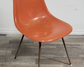 Lot # : 146 - Eames Herman Miller fiberglass shell chair
