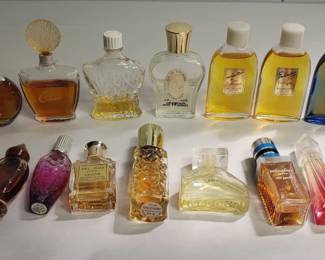 Lot # : 717 - Group of assorted perfume bottles
