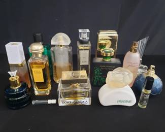 Lot # : 714 - Box of perfume and toilette sprays
