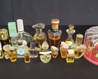Lot # : 718 - Box of perfumes
