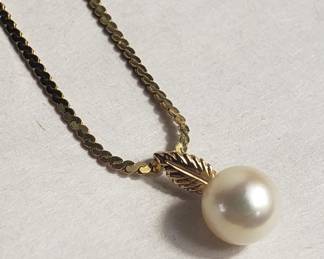 Lot # : 40 - 14KT gold necklace with pearl pendant
