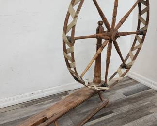 Lot # : 312 - Antique primitive wooden spinning wheel
