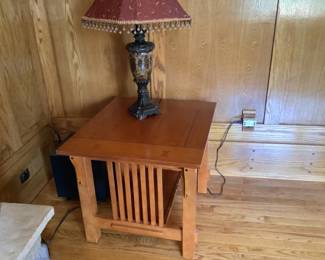 2 matching end tables with lamps