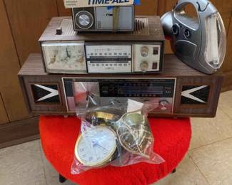 Mystery Lot Vintage Radios Clocks  Commodore, GE, Westclock  More 