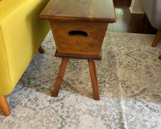 Great Side Table w Hinged Lid For Storage