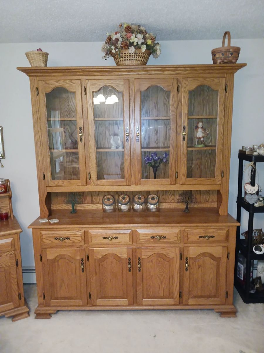 Amish Made Oak Hutch. Beautiful Condition!