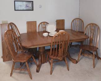 Amish Made Oak Dining Table With 6 Chairs and 3 Leaves! Excellent Condition!