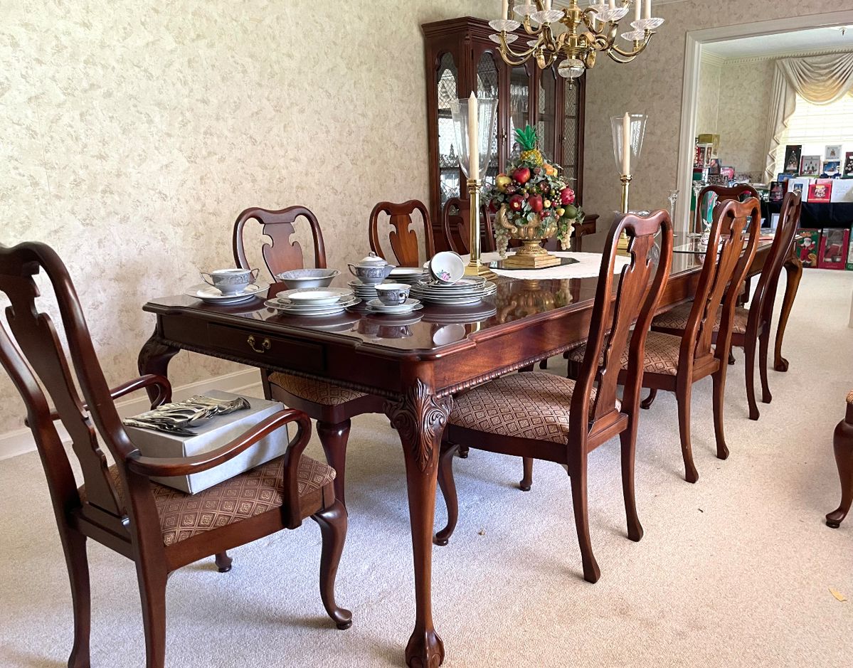 Link Taylor Dining table with 8 dining chairs