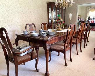 Link Taylor Dining table with 8 dining chairs