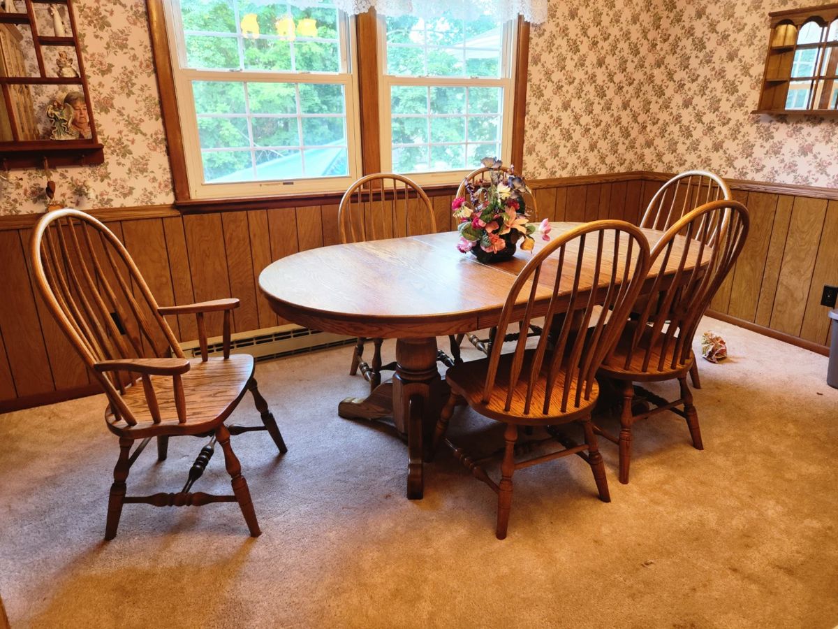 Amish-made oak table. 4 leaves available and 6 chairs